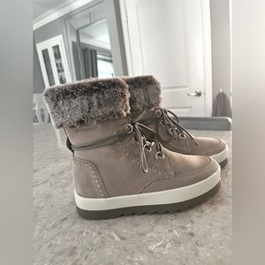 LIKE NEW CONDITION Cougar Winter Boots 🥾